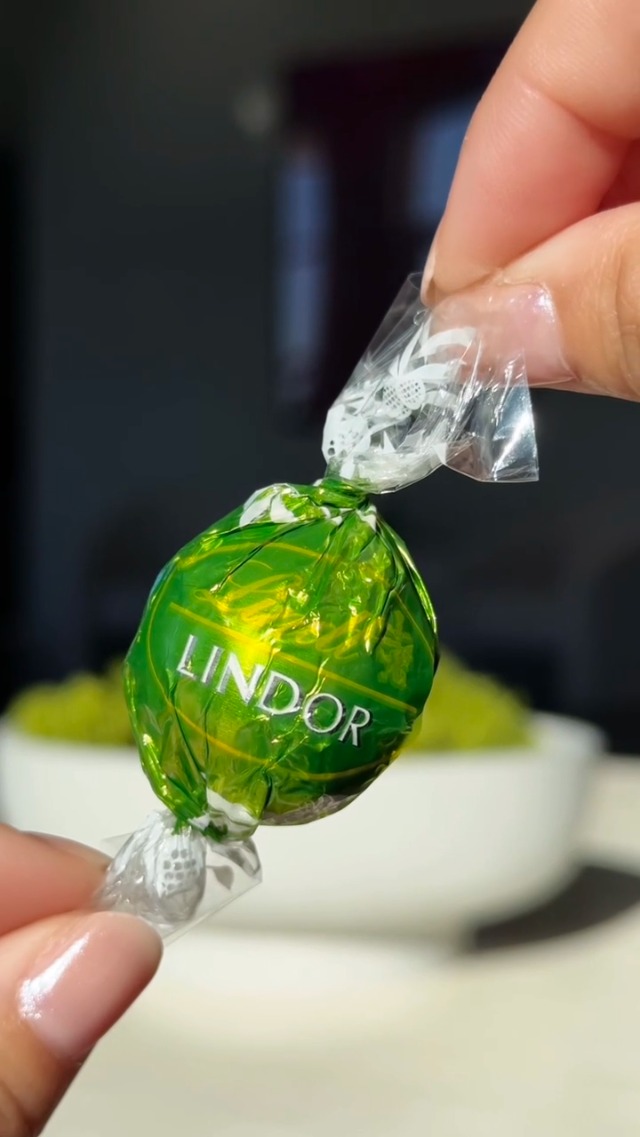 リンゴ Amazon.com: Lindt LINDOR Pistachio Milk Chocolate Candy Truffles
